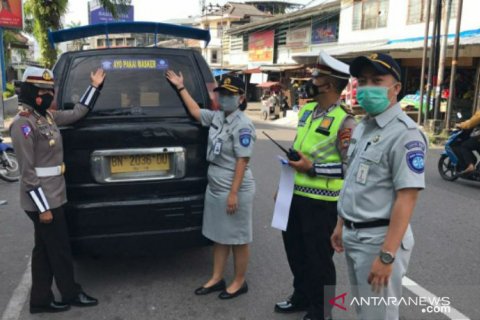Jasa Raharja Babel-Satlantas Polres bagikan stiker himbauan