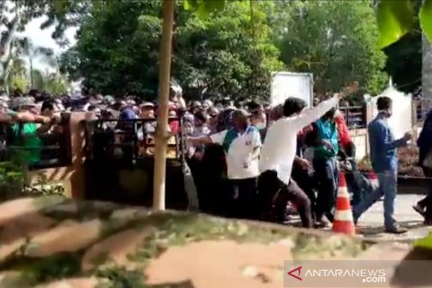Membludak dan berdesakan, Disperindagkop HST tutup layanan pendaftaran BLT UMKM
