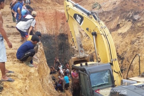 11 penambang meninggal tertimbun longsor dinding tambang sedalam 8 meter