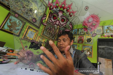 Mengintip perajin kaca lukis di Cirebon