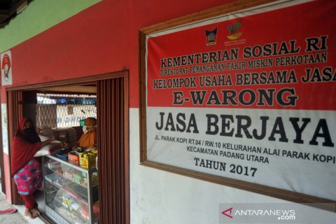 Pembelian kebutuhan pangan di kube e-warong