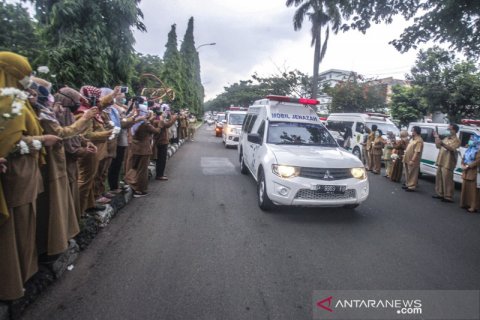 Penghormatan terakhir kepada jenazah dokter yang terinfeksi COVID-19