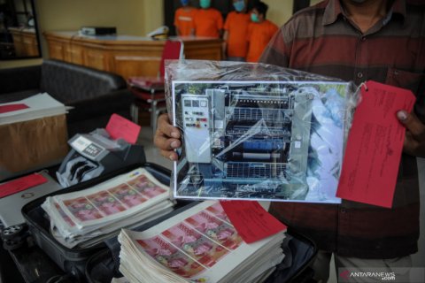 Rilis uang palsu di Bandung