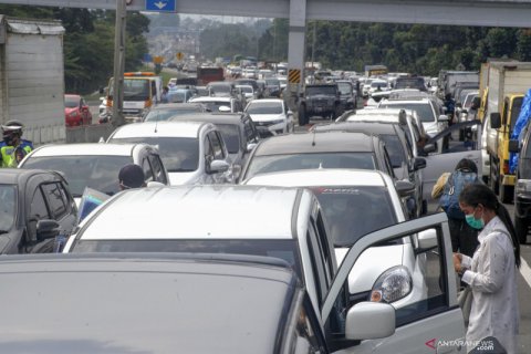 Wisatawan terjebak kemacetan saat menuju jalur Puncak di Bogor