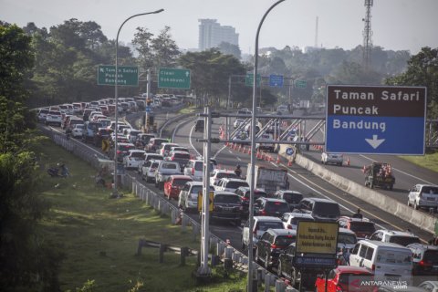 Kepadatan jalur Puncak pada libur panjang hari kedua
