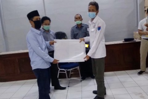 KPU Kota Cilegon serah terimakan ribuan APK kepada empat paslon