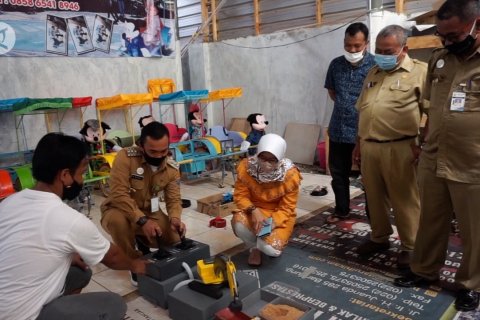 Inovasi mainan kayu berteknologi robotik