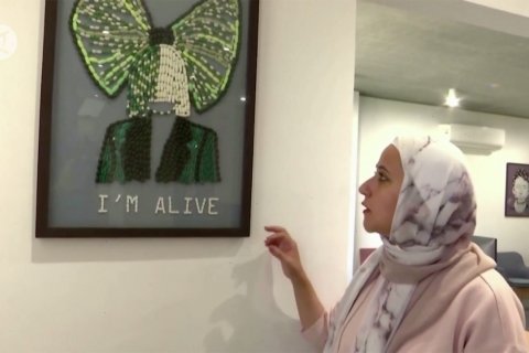 Melukis dengan pil sebagai terapi hati atas kematian ibu