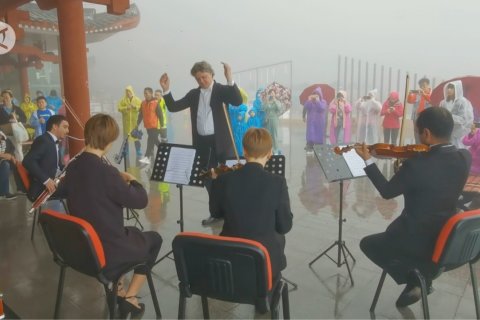 Menyaksikan konser mini di puncak Gunung Tianmen