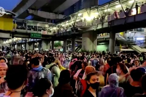 Puluhan ribu demonstran tuntut reformasi monarki kerajaan Thailand