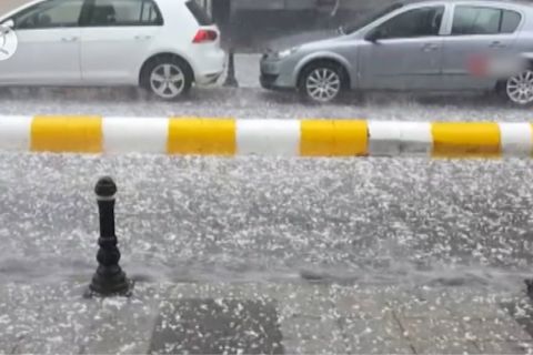 Hujan deras disertai es sebabkan bencana di Istanbul, Turki