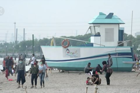 Libur panjang, Pantai Ancol diserbu warga