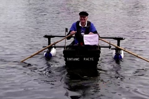 Mayor Mick yang berusia 80 tahun berlayar dengan "TinTanic"