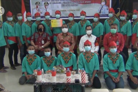 Peringati Hari Kesaktian Pancasila, Wali Kota Ambon bagikan laptop di lapas anak