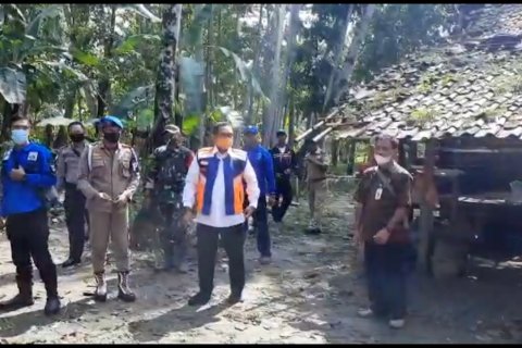 Pjs Bupati Pandeglang tinjau korban bencana angin puting beliung