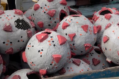 KNPI Babel tenggelamkan 92 terumbu karang berbentuk virus corona