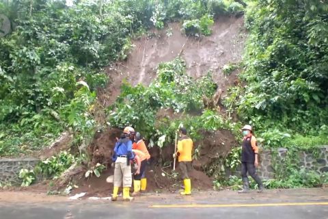 Pengguna jalan diimbau waspadai jalur rawan longsor Gunung Gumitir