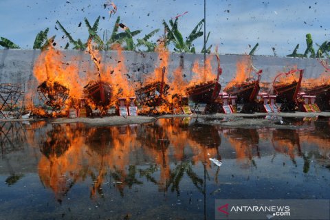 Ritual bakar kapal di Vihara Avalokitesvara Pamekasan