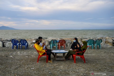 Pantai Teluk Palu kembali ditempati warung terbuka