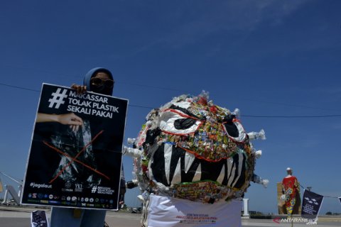 Kampanye anti plastik sekali pakai di Makassar