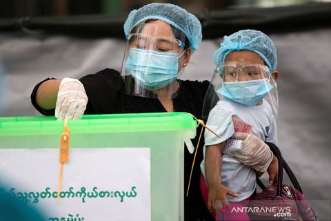 Warga Myanmar mulai mendatangi tempat pemungutan suara