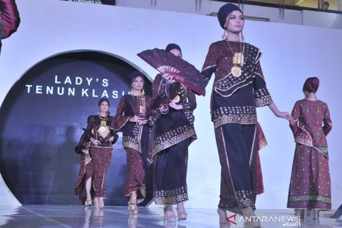 Tenun Sumsel di Palembang Fashion and Food Festival