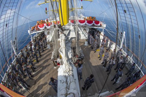 Upacara Hari Pahlawan di KRI Bima Suci