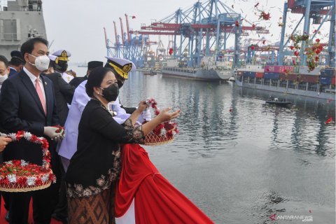 Upacara tabur bunga di laut memperingati Hari Pahlawan