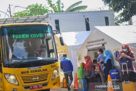 Pasien COVID-19 dibawa ke RS Darurat Wisma Atlet Kemayoran