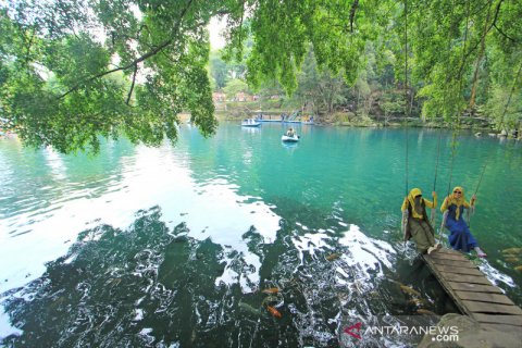 Pesona telaga biru Cirerem di Kuningan