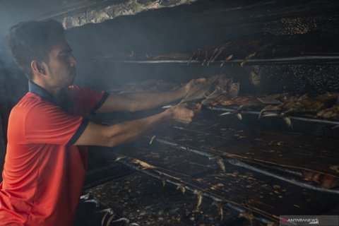 Pembuatan ikan tongkol asap khas Natuna