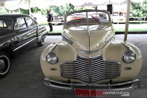 Melihat pameran mobil dinas Presiden Soekarno
