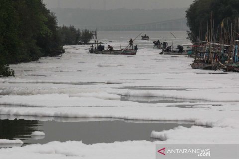 Busa putih diduga limbah cemari sungai yang mengarah ke Selat Madura