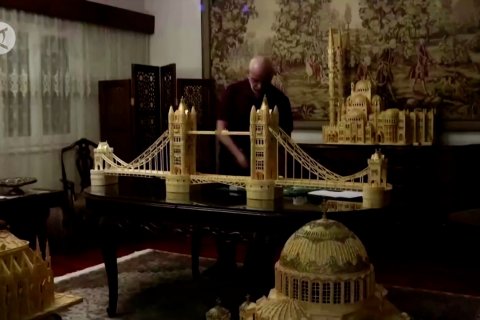 Membangun replika monumen terkenal dengan korek api