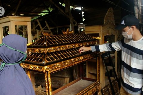Pengrajin ukiran kayu khas Palembang bertahan dengan penjualan daring