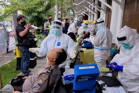 Petugas pengamanan Pilkada Surabaya jalani tes usap COVID-19