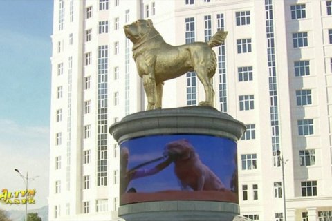 Selamat datang anjing Alabai di alun-alun Asghabat, Turkmenistan
