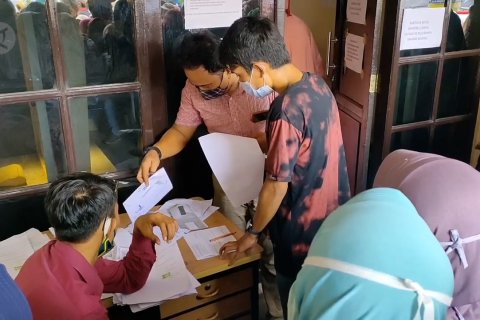 Pemkot Serang bagikan kartu ATM bantuan UMKM terdampak COVID-19
