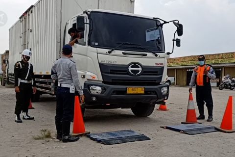 Petugas gabungan razia kendaraan ODOL di Cilegon