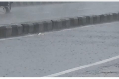 Epidemiolog : Jangan lepas masker saat berteduh dari hujan di jalanan