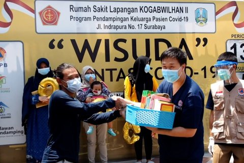 Relawan di Surabaya sumbang buku bacaan untuk pasien COVID-19