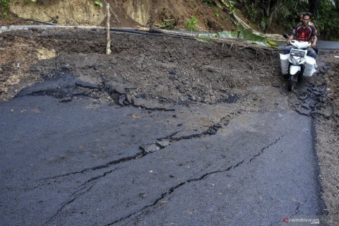 Jalan amblas akibat pergerakan tanah di Ciamis
