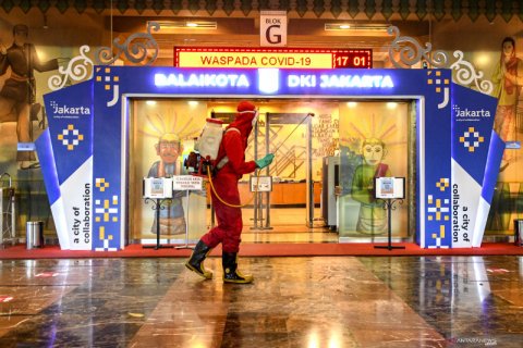 Proses disinfeksi Balai Kota Jakarta