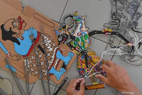 Perajin wayang uwuh