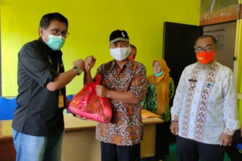 Angkasa Pura II berikan bantuan sembako kepada warga Rasau Jaya