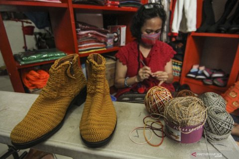 Kerajinan sepatu rajut