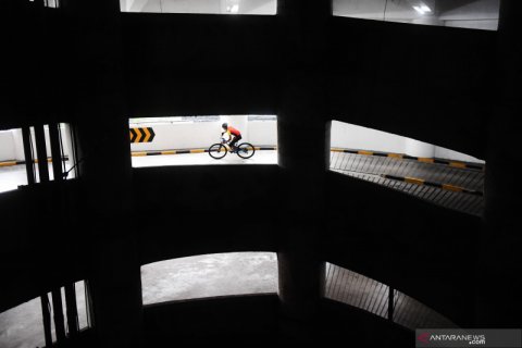 Lomba balap sepeda di parkiran mal