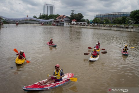 Berolahraga kano di Bendungan Tirtonadi