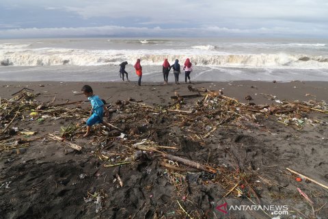 Sampah Pantai Trisik