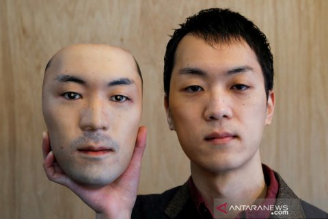 Topeng wajah super realistik